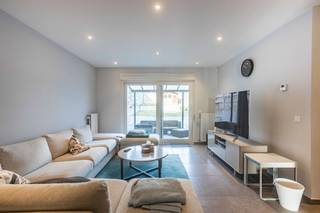 Deze instapklare woning uit bouwjaar 2017 bestaat op het gelijkvloers uit een grote inkomhal met vestiaire, apart toilet, een eerste slaapkamer/bureau met aansluitend de eerste badkamer( douche, wastafel, toilet), een ruime leefruimte met eethoek en salon, volledig geïnstalleerde keuken met aansluitend de berging/wasplaats. De eerste verdieping bestaat op haar beurt uit een nachthal, nog 3 ruime kamers waarvan momenteel één ingericht als dressing en een tweede en derde badkamer ( telkens met douche, toilet en wastafel). De zolderverdieping is bereikbaar via vaste trap en omvat nog een hal, een vijfde slaapkamer en een berging. Centrale verwarming op gas en airco overal! Buiten is er een terras met zonneluifel, een tuin en een tuinberging. Zoekt u een perfect onderhouden, recent pand met enorm veel aandacht voor comfort dan is dit dé kans om uw droom te verwezenlijken. EPC label B!