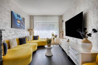 <div><p>Deze instapklare, gerenoveerde woning biedt een comfortabele en praktische indeling. </p><p>Op het gelijkvloers bevinden zich een inkomhal, een gezellige woonkamer met aansluitende eetkamer, een badkamer en een vernieuwde keuken. Op de eerste verdieping bevinden zich twee ruime slaapkamers en een douchekamer met toilet. Via een vaste trap bereikt u de ingerichte zolderverdieping, momenteel in gebruik als slaapkamer, met de mogelijkheid om deze op te delen in twee volwaardige kamers.</p><p>Buiten geniet u van een zonnig terras, een aangename tuin en een handige tuinberging. Een ideale woning voor gezinnen of wie op zoek is naar extra ruimte en comfort.</p></div>