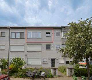 <h1>Ruim 2-slaapkamerappartement met garage en terras</h1>
<p>Dit verzorgde appartement bevindt zich op de tweede verdieping van een kleinschalig gebouw en combineert een praktische indeling met aangename leefruimtes.</p>
<h3>Indeling</h3>
<p>Via de inkomhal bereikt u alle ruimtes van het appartement.</p>
<p>De lichtrijke leefruimte is afgewerkt met een laminaatvloer en biedt voldoende plaats voor een gezellige zithoek en eetkamer. Aansluitend bevindt zich de keuken, eveneens voorzien van een laminaatvloer en uitgerust met een dampkap, keramische kookplaat, koelkast, oven en spoelbak.</p>
<p>Het appartement beschikt over twee slaapkamers van respectievelijk ca. 10 m² en 14 m², beide afgewerkt met een laminaatvloer. De grootste slaapkamer geeft rechtstreeks toegang tot het achtergelegen terras van ca. 5 m², waar u in alle rust van de buitenlucht kunt genieten.</p>
<p>De ruime badkamer is voorzien van een tegelvloer, een bad-douchecombinatie en een lavabo. Verder beschikt het appartement over een apart toilet en een praktische bergruimte.</p>
<p>De garage is inbegrepen in de huurprijs.</p>
<h3>Pluspunten</h3>
<ul>
<li>Garage inbegrepen in de huurprijs</li>
<li>Twee volwaardige slaapkamers</li>
<li>Terras van ca. 5 m²</li>
<li>Kleinschalig gebouw</li>
</ul>
<h3>Huurvoorwaarden</h3>
<ul>
<li>Beschikbaar vanaf september 2026</li>
<li>Waarborg: 3 maanden huur, te storten op een geblokkeerde rekening bij Korfine</li>
<li>Ingaande plaatsbeschrijving door extern expertisebureau: € 250 incl. 21% btw</li>
<li>Plaatsbeschrijving bij vertrek door hetzelfde expertisebureau: € 181,50 incl. 21% btw</li>
</ul>
<p>Bent u op zoek naar een comfortabel appartement met twee slaapkamers, een garage en een aangenaam terras? Dan is dit appartement zeker een bezoek waard. De combinatie van een praktische indeling, inbegrepen garage en vaste kosten voor water en verwarming maken dit een bijzonder interessante huurwoning.</p>
<p>Interesse? Contacteer ons vandaag nog via <strong>03 535 12 75</strong> voor meer informatie of een bezoek ter plaatse.<br /><br /></p>
<strong>BEWOONBARE OPPERVLAKTE:</strong> De vermelde "bewoonbare oppervlakte" is gebaseerd op de "bruikbare vloeroppervlakte" zoals vermeld in het EPC.