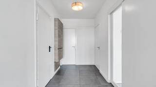 Welkom op de Reinpadstraat 21 bus 17 in Genk.<br /><br />Bent u op zoek naar een recent gerenoveerd appartement?<br />Bent u op zoek naar een appartement in het centrum van Genk?<br />Kom dan zeker eens kijken naar dit instapklaar appartement.<br /><br />In residentie Rembrandt verwelkomen we je graag in dit praktische appartement op de 8<sup>ste</sup> verdieping.<br />Bij het appartement hoort één ondergrondse berging en één private garagebox.<br /><br />De videoreportage kan u bekijken via volgende link: <br />Video<br /><br />Troeven:<br />✔ Instapklaar - volledig gerenoveerd in 2016<br />✔ Lift<br />✔ Gunstige EPC score (C label)<br />✔ 2 slaapkamers<br />✔ 2 terrassen van 13m<sup>2</sup> en 6m<sup>2</sup><br />✔ Private garagebox<br />✔ Kelderberging<br />✔ Gelegen in het centrum<br />✔ Prachtig uitzicht<br />✔ ...<br /><br /><u>Indeling - 8<sup>ste</sup> verdieping (115 m<sup>2</sup> netto bewoonbare oppervlakte):</u><br /><br />Aan de voorzijde van het appartement bevinden zich de stijlvolle badkamer, de praktische wasplaats, het gastentoilet, twee volwaardige slaapkamers en een ruime dressing.<br />De moderne badkamer is smaakvol ingericht met een ruime inloopdouche en een enkele wastafel en geniet bovendien van rechtstreekse toegang tot het balkon aan de voorzijde van het appartement.<br /><br />Aan de achterzijde vormt de lichtrijke leefruimte samen met de volledig uitgeruste keuken het hart van het appartement.<br />Dankzij de grote raampartijen geniet u hier van een aangename lichtinval en een directe verbinding met het gezellige terras.<br />De keuken is voorzien van alle hedendaagse comfort, waaronder een kookplaat, spoelbak, microgolfoven, oven, vaatwasser en dampkap.<br /><br />Als extra troef beschikt het appartement bovendien over een private kelderberging en een afzonderlijke garagebox.<br /><br />Documenten<br />Het EPC-verslag, asbestattest, de keuring van de elektriciteit en het grondplan kan u eenvoudig downloaden in bijlage.<br /><br />Interesse in een bezichtiging?<br />Bel ons via 089 391 555 of mail naar info@frerevastgoed.be.<br /><br />* Opmetingen van de binnenmaten zijn indicatief en kunnen licht afwijken.