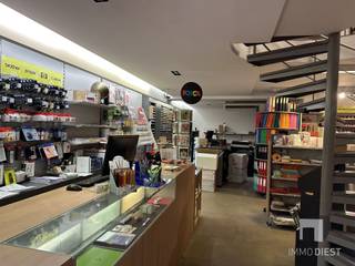 <p><span>Op zoek naar een handelszaak (of investeringspand) op een absolute topligging in het centrum van Diest?</span></p><p><span>Dit ruime handelspand op de hoek van de Koning Albertstraat en de Schaffensestraat biedt u alles wat u nodig heeft voor een zichtbare, vlot bereikbare en professionele uitvalsbasis.</span></p><p><span> </span></p><p><span>Topligging in bruisend centrum</span></p><p><span>Gelegen in de Koning Albertstraat, één van de drukbezochte handelsstraten in hartje Diest, geniet dit pand van:</span></p><p><span>+ Maximale visibiliteit dankzij de grote etalages (lopen ook door aan de zijde van de Schaffensestraat)</span></p><p><span>+ Veel passage van voetgangers en fietsers, én met de wagen goed bereikbaar</span></p><p><span>+ Een commerciële omgeving met diverse winkels, horeca en diensten in de onmiddellijke nabijheid</span></p><p><span>+ Het pand is reeds jarenlang verhuurd aan Klavertje-Vier (kantoorvakhandel, papierhandel en drukwerk), wat de commerciële waarde en de visibiliteit van deze locatie extra onderstreept.</span></p><p><span> </span></p><p><span>Ruime oppervlakte &amp; moderne indeling</span></p><p><span>Met een benutbare oppervlakte van ca. 266 m² biedt dit pand heel wat mogelijkheden voor uiteenlopende handelsactiviteiten.</span></p><p><span> </span></p><p><span>Duplex-indeling met vide</span></p><p><span>+ Lift aanwezig, wat zorgt voor extra comfort en toegankelijkheid</span></p><p><span>+ Grote etalages over hoe hoekgebouw, ideaal voor productpresentatie en visuele marketing</span></p><p><span>+ Veel lichtinval en een open, uitnodigend karakter</span></p><p><span>+ Dankzij de combinatie van open ruimte, hoogte en de vide, kunt u hier zowel een winkelconcept, showroom, dienstverlenend kantoor als combinatie van retail &amp; kantoor perfect realiseren.</span></p><p><span> </span></p><p><span>Ideaal als investering en toegankelijk voor diverse sectoren</span></p><p><span>Dit handelspand leent zich uitstekend voor onder meer:</span></p><p><span>- Detailhandel / speciaalzaak</span></p><p><span>- Boetiek of conceptstore</span></p><p><span>- Kantoor met onthaalfunctie</span></p><p><span>- Dienstverlenend of creatief beroep</span></p><p><span>- Showroom met adviesruimte</span></p><p><span>De bestaande commerciële invulling als drukwerk- en papierzaak bewijst dat dit een functionele en rendabele locatie is voor wie inzet op zichtbaarheid en bereikbaarheid.</span></p><p><span> </span></p><p><span>De huidige huurovereenkomst dient gerespecteerd te worden. Interessante opbrengst. Interessante investering. </span></p><p><span> </span></p><p><span>Interesse in dit handelspand in het centrum van Diest?</span></p><p><span>Neem contact op met Immo Diest voor meer informatie of een bezoek:</span></p><p><span> </span></p><p><span>Website: www.immodiest.be</span></p><p><span>Tel: +32 13 31 25 22</span></p><p><span>E-mail: <span>info@immodiest.be</span></span></p><p><span> </span></p><p><span>360° tour nu te bekijken op de website www.immodiest.be</span></p>