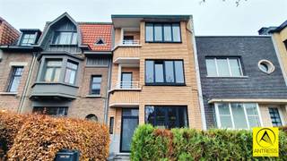 In de begeerde Pulhof- en Oosterveldwijk in Berchem vinden we dit stijlvolle en instapklare gelijkvloers appartement met één slaapkamer en een...