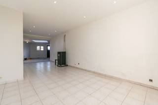 Een goed gelegen rijwoning met zij - doorgang naar tuin, openbaar vervoer (bus - trein) op wandelafstand, gelegen in de Molenstraat te Lot!Bestaat...