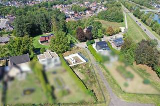 Bouwgrond voor open bebouwing  13a07ca te MaasmechelenOp dit ruime perceel van 13a07ca, gelegen in een rustige, groene omgeving, kan u een open...