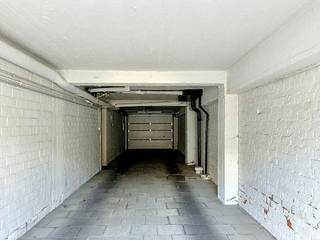 Garagebox te koop in Strombeek<br /><br />Goed gelegen en gemakkelijk toegankelijke garagebox in Strombeek, ideaal voor het veilig stallen van een wagen, motorfiets of als extra opslagruimte.<br /><br />Kenmerken:<br /><br />Vlotte bereikbaarheid<br />Droge en goed onderhouden garage<br />Geschikt voor kleine auto, motor of opslag<br />Veilige ligging<br />Onmiddellijk beschikbaar<br /><br />Gelegen op een gunstige locatie, dicht bij de invalswegen en de Ring rond Brussel.<br />Contacteer olivia.laporte@dewaele.com<br /><br />Bestuursmaatregelen in het maatregelenregister: nee