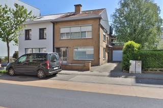 Op zoek naar een gelijkvloers appartement met twee slaapkamers, een ruime privatieve tuin met garage in Beveren?Dit appartement in een kleinschalig...