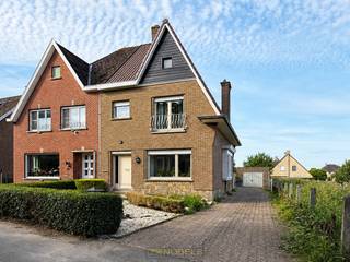 <p><strong>RUIME HALFOPEN BEBOUWING (222M² BEWOONBAAR)</strong> met <strong>UITBREIDINGSMOGELIJKHEDEN</strong> op een uitstekende ligging in <strong>ZOTTEGEM</strong>. Gelegen in een <strong>VERKEERSLUWE WOONOMGEVING</strong> biedt deze gezinswoning een ideale combinatie van ruimte en <strong>POTENTIEEL</strong>. De lichtrijke woonkamer en keuken vormen het warme hart van de woning en creëren een <strong>AANGENAME LEEFOMGEVING VOOR HET HELE GEZIN</strong>. Verder beschikt de woning over <strong>DRIE SLAAPKAMERS</strong>, twee badkamers, veranda, berging en <strong>RUIME ZOLDER (46M²)</strong> die tal van mogelijkheden biedt voor <strong>EXTRA SLAAPKAMERS, HOBBYRUIMTE OF HOME-OFFICE</strong>. Ook de <strong>PRAKTISCHE KELDER</strong> zorgt voor bijkomende opbergmogelijkheden. Buiten geniet u van een <strong>VRIJSTAANDE GARAGE (40M²)</strong> met berg- en werkplaats, oprit met extra parkeergelegenheid en een <strong>AANGENAME TUIN</strong>. De woning beschikt reeds over <strong>DUBBELE BEGLAZING</strong>, <strong>DAKISOLATIE</strong> en er <strong>GEEN RENOVATIEPLICHT</strong>. Dankzij de <strong>VLOTTE VERBINDING</strong> naar winkels, scholen, openbaar vervoer en belangrijke invalswegen is dit een ideale gezinswoning op <strong>CENTRALE LOCATIE IN ZOTTEGEM</strong>.<br /><br />Adres: Rijkbos 37 te Zottegem<br /><br />Geen renovatieplicht; P-score: A, G-score: A; Bestuursmaatregelen in maatregelenregister: neen; Vrij bij akte.</p>
