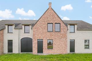In het residentiële nieuwbouwproject ‘Reynaert’ in Zwevezele wordt deze duurzame gesloten woning gerealiseerd in een landelijke bouwstijl. De woning ligt op een perceel van 236 m² en beschikt over een zuidgerichte tuin. De inpandige garage biedt rechtstreeks toegang tot de praktische berging/wasplaats.<br />Via de inkomhal kom je binnen in de open leefruimte, die naadloos aansluit op de volledig uitgeruste keuken met keukeneiland. Vanuit de keuken heb je eveneens rechtstreeks toegang tot de berging/wasplaats, wat zorgt voor een praktische indeling en extra dagelijks comfort. Op de eerste verdieping bevinden zich vier slaapkamers en een ruime badkamer met dubbele wastafel, douche en bad. Een vaste trap leidt naar de open zolderruimte, waar de mogelijkheid bestaat om een extra kamer in te richten. Daarnaast beschikt de woning over twee afzonderlijke toiletten: één op het gelijkvloers en één op de eerste verdieping. Na aankoop wordt het interieur verder afgewerkt volgens jouw wensen en smaak. Zo geef je de woning een persoonlijke invulling en creëer je een thuis die helemaal bij jou past. Ook op het vlak van energiezuinigheid is deze woning klaar voor de toekomst. De geothermische warmtepomp in combinatie met vloerverwarming zorgt voor een aangename verwarming in de winter en energiezuinige passieve koeling tijdens de zomer.<br /><br />Deze prijs omvat zowel de grond als een volledig afgewerkte, instapklare woning. Alle afwerkingen en voorzieningen zijn inbegrepen: een budget voor keuken en badkamer inclusief sanitair, warmtepomp, zonnepanelen, vloerverwarming, keuringen, terras, oprit, afsluiting en grasaanleg. Enkel de wettelijke kosten zijn hierin nog niet opgenomen. Bekijk de transparante ALL-IN prijs voor een volledig afgewerkte en instapklare woning, inclusief alle kosten (notariskosten, aansluitkosten, verkooprecht en btw) op onze website: <strong> www.dumobil.be/nl/woonprojecten/projecten/zwevezele-reynaert </strong>Of vraag vrijblijvend informatie via onze bouwadviseur <strong>Sam Borrey: sam@dumobil.be | 0483 210 133</strong>.