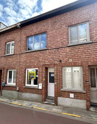 In de rustige Groenstraat in hartje Heverlee vindt u deze volledig gerenoveerde rijwoning.Het gelijkvloers bestaat uit een ruime, open leefruimte die...
