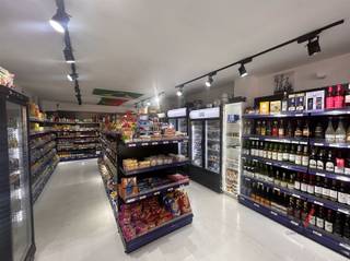 Vous êtes à la recherche d'un investissement intelligent au cœur de Louvain ? Alors cet espace commercial loué est l'opportunité à ne pas manquer. Situé à un emplacement de choix dans le centre animé de la ville, ce bien bénéficie d'une excellente visibilité et d'un flux de passage constant. Il est actuellement loué dans le cadre d'un bail commercial, ce qui signifie qu'en tant qu'investisseur, vous pouvez compter sur un rendement stable dès le premier jour. Pas d'inoccupation, pas de soucis - juste un revenu mensuel sans tracas. À une époque où le compte d'épargne est à peine rentable, ce bien immobilier offre une alternative beaucoup plus intéressante pour ceux qui veulent faire travailler leur argent intelligemment. Grâce à la situation stratégique de Louvain et à son potentiel de croissance à long terme, il s'agit non seulement d'un investissement sûr, mais aussi d'un investissement tourné vers l'avenir. Vous souhaitez faire fructifier votre capital en toute tranquillité ? Contactez Gilles Vastgoed au 0468/486 127.