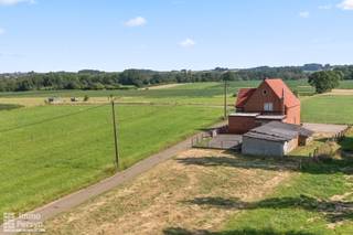 Welkom aan de Dennenweg 11 in Tielt-Winge!<br /><br />Ben je op zoek naar een open bebouwing met een fantastische ligging en een prachtig, rustgevend uitzicht?<br />Deze woning bevindt zich in een landelijke omgeving en biedt een adembenemend agrarisch zicht over de rondom liggende velden. Het unieke, diepe perceel biedt door zijn mooie grootte tal van mogelijkheden om hier je eigen groene oase te creëren waar je in alle privacy kunt genieten.<br /><br />Het pand beschikt over een uiterst solide basis. Hoewel de woning dient gerenoveerd te worden. Met de juiste gerichte ingrepen maak je van dit huis in een energiezuinige en gezellige thuis voor de toekomst.<br /><br /><br /><u><strong>INDELING:</strong></u><br /><strong>Gelijkvloers:</strong> hal, keuken, leefruimte, zitplaats, veranda, toilet, garage<br /><strong>1ste verdieping:</strong> 3 slaapkamers, badkamer <br /><strong>Zolder:</strong> zolderruimte bereikbaar via luik<br /><strong>Tuin:</strong> tuin, oprit met 5 staanplaatsen<br /><strong>Kelder:</strong> kleine kelder<br /><br />Ervaar zelf de vele voordelen van deze woning tijdens een persoonlijke rondleiding.<br />Maak vandaag nog je afspraak.<br />Mail naar info@immopersyn.be of bel 013 444 008.<br />