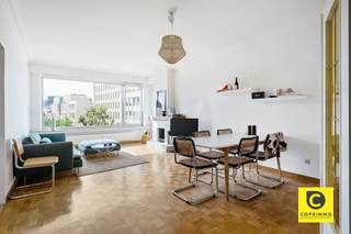 <p><span>Lichtrijk en instapklaar 2 slaapkamer appartement "with a view" op toplocatie!</span><span><br /></span><span>Dit charmant 2 slaapkamer appartement bevindt zich op de 4de verdieping van een goed onderhouden te midden van 't Stad. Op deze droomlocatie kan u volop genieten van het bruisende stadsleven op een boogscheut van alle "hotspots" (Harmonie, Groen Kwartier, Stadspark, 't Zuid, de Meir,...). Kortom, de ideale uitvalsbasis in centrum Antwerpen waar kwalitatief wonen in de hand wordt gewerkt door een mooie "work-life balance". Het appartement is beschikbaar bij akte, ideaal voor eigen bewoning, maar biedt ook een mooie kans om zorgeloos te investeren.</span></p><p><span><br /></span><span>Inkomhal, leefruimte & keuken:</span></p><p><span>U betreedt het appartement via de ruime inkomhal met parlofoon en ingemaakte vestiaire. In de omvangrijke leefruimte gaat de aandacht meteen uit naar de alomtegenwoordige lichtinval en het schitterende open uitzicht over het groen van de "3 Fonteyne". De authentieke elementen zoals de moluren, de sierhaard, de vintage tussendeur, de prachtige blokjesparket en de fraaie marmeren venstertabletten geven het appartement véél karakter en zorgen voor extra sfeer en gezelligheid. De keuken ligt aanpalend en kan toekomstgericht eenvoudig worden opengetrokken. Ze voorziet in een keramisch vuur, dampkap, vaatwasser, koelkast met vriesvak, microgolf en zelfs een wasmachine. </span></p><p><span> </span></p><p><span>Slaapkamers, badkamer & toilet:</span></p><p><span>Ook in beide slaapkamers (ca. 10,5 & 16m²) die aan de nog rustigere achterzijde liggen, neemt de blokjesparket een prominente plaats in. De geheel betegelde badkamer is onderhoudsvriendelijk en omvat een ligbad/douche combinatie en een strak wasmeubel. Het toilet met handenwasser is apart.</span></p><p><span><br /></span><span>Terrassen, kelder & autostaanplaats:</span><span><br />Met zowel een terras aanpalend de keuken alsook een terras aanpalend de slaapkamer kan u op elk moment van de dag genieten van zon en schaduw. Bijkomende liggen het Stadspark en Harmonie op een steenworp. Een privatieve kelder is inbegrepen. In de ondergrond van het naastgelegen perceel te Jan Frans Willemsstraat 1 vindt u een dubbele autostaanplaats die plek biedt om 2 wagens en/of fietsen achter elkaar te stallen. De staanplaats dient aangekocht te worden t.b.v. € 35.000. </span></p><p><span><br /></span><span>Extra troeven:</span></p><p><span>- Toplocatie (Mobiscore 9,6/10)</span></p><p><span>- EPC B - 141</span></p><p><span>- HR ramen 2018</span></p><p><span>- Dakisolatie 10 cm PUR</span></p><p><span>- Lichtrijk en groen uitzicht<br />- 2 terrassen</span></p><p><span>- Kelder</span></p><p><span>- Dubbele staanplaats</span></p><p><span>- Fiberklaar</span></p><p><span> </span></p><p><span> </span></p>