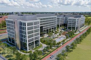 Ontdek deze kwalitatieve kantoorruimte <strong>van 1.669 m²</strong> in <strong>Business Garden Brussels</strong>, gelegen in Machelen. <br />De site geniet een strategische ligging <strong>nabij de R0, A1/E19 en A3/E40</strong>, met een vlotte verbinding naar Brussel, Antwerpen en Leuven. Brussels Airport bevindt zich op slechts 5 min rijden, terwijl de Brusselse Ring op ongeveer 2 km ligt.<br /><br />De kantoren bieden een moderne, professionele werkomgeving met flexibele indelingen, grote raampartijen, veel natuurlijke lichtinval, verhoogde vloeren en verlaagde plafonds.<br /><br />Een belangrijke troef is de <strong>Business Lounge</strong>, toegankelijk voor huurders en hun gasten, met onder meer <strong>vergader- en eventruimtes, werkplekken, meeting pods, coffee corners en ontspanningsruimtes.</strong><br /><br />Business Garden beschikt daarnaast over <strong>720 ondergrondse</strong> en <strong>25 bovengrondse parkeerplaatsen</strong>, <strong>laadpunten </strong>voor elektrische wagens, een fietsenstallingen, <strong>zonnepanelen</strong> en groendaken. De site ligt bovendien op slechts <strong>150 m</strong> van de dichtstbijzijnde<strong> tramlijn</strong>.<br /><br />De gebouwen combineren duurzaamheid, comfort en welzijn en beschikken over <strong>LEED Platinum- en WELL-certificering</strong>. <br /><br />Contacteer <strong>PANORAMA B2B</strong> voor meer informatie of een vrijblijvend plaatsbezoek <strong>0477 09 00 09</strong>
