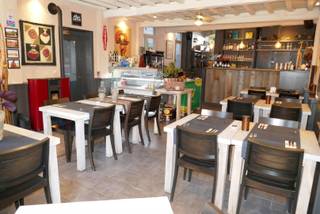 Dit horecapand in een historisch diephuis op een ideale ligging in de Langestraat heeft vele troeven.<br />Het restaurant biedt alle comfort, met een bar, de ingerichte (FAVV-gekeurde) keuken kan blijven, afwasruimte... <br />In de zaal kan je een mooi aantal tafels zetten en die kan je gezellig verwarmen met de pelletkachel.<br />Er is de mogelijkheid om terras te plaatsen op het trottoir, maar het pand beschikt ook over een aangenaam terras achteraan. Daar vind je ook het verrassend ruime bijgebouw, ideaal voor frigo's en diepvriezers, stock,...<br />Het binnenterras werd recent deels voorzien van een stijlvolle overkapping met luifel, zodat in de heetste dagen ook voor voldoende schaduw kan gezorgd worden. Tenslotte vind je er ook de braai (Zuid-Afrikaanse BBQ), die kan overgenomen worden (zie verder)<br />Er is een zijpoortje die rechstrstreeks naar achter leidt, ideaal voor leveringen, fietsen,... zodat die niet door de zaak moeten.<br />Boven is er een gezellig duplexappartement, met gezellige leefruimte, een slaapkamer en badkamer met riante inloopdouche op het eerste verdiep en een bueauruimte, kastengang en slaapkamer op de 2de verdieping. Voorzien van elektrische velux, air conditioning,...<br />De kern van deze Brugse trapgevelwoning dateert uit de tweede helft van de 17de eeuw, dat neemt echter niet weg dat het doorheen de jaren en eeuwen helemaal werd aangepast aan de hedendaagse normen. Het EPC is net geen B, want voorzien van HR-glas, HR-CV-ketel.<br />Het is gelegen op een zeer zichtbare locatie in de Langestraat tussen andere gekende (top)zaken, de lus met de Bapaumestraat en de verschillende parkeerplaatsen voor kortparkeren voor de deur bieden opportuniteiten voor take-away.<br />Dit betreft de verkoop van een horecapand, de naam en cliënteel zijn niet te koop, Overname van inboedel en (keuken & terras))inrichting zijn te bespreken. Vrij van brouwer!<br />Zeer interessante opportuniteit voor werken en wonen in een mooi, aangenaam en historisch pand in de bruisende Langestraat. <br />Contacteer ons voor bezoeken en om de condities te bespreken.