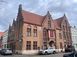 Zelden te koop: deze unieke aaneenschakeling van 4 woningen op schitterende locatie in Brugge biedt een waaier aan mogelijkheden.Bestaande uit een...