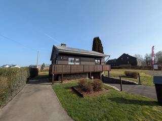 <p><strong>Te Koop – Bouwgrond + Instapklaar Chalet in Rochehaut (Bouillon)</strong></p>
<p>Deze bouwgrond en verzorgde chalet bevindt zich op een vlak perceel van 2.360 m², aan de rand van het bos. Een unieke ligging die rust en privacy combineert met een uitstekende bereikbaarheid.<br />Het bouwen van een 2de woning op het rechter deel is toegestaan</p>
<p>Via onze dronevideo krijgt u alvast een eerste indruk van deze eigendom in het charmante en toeristisch gegeerde Rochehaut-sur-Semois, deelgemeente van Bouillon.<br />De woning ligt op wandelafstand van supermarkt, bakker, slager en diverse horecazaken, en toch in alle sereniteit weg van de drukte.<br /><br />De gemeente Bouillon bevestigde onze architect dat de grond kan opgesplitst worden en er een bijkomende woning kan gebouwd worden, onder voorbehoud van het bekomen van de vereiste stedenbouwkundige vergunning.</p>
<p><strong>Indeling en woonoppervlakte</strong><br />De chalet telt twee bouwlagen en geniet rondom van een open zicht.<br />- Onderbouw met garage en kelder: 28,55 m²<br />- Woonkamer: 23,53 m²<br />- Keuken: 9,36 m²<br />- Nachthal 2,26 m²<br />- Slaapkamer 1: 12,76 m²<br />- Badkamer: 4,82 m²<br />- Slaapkamer 2: 11,56 m²<br />Vooraan bevindt zich een terras van 13 m². De woning is omgeven door een volledig vlakke tuin / bouwgrond.</p>
<p><strong>Comfort en technische voorzieningen</strong><br />- Centrale verwarming op stookolie met radiatoren<br />- Dubbele beglazing met rolluiken<br />- Elektrische installatie conform gekeurd<br />- Energieprestatiecertificaat: PEB C</p>
<p><strong>Uitstekende ligging voor natuur- en recreatieliefhebbers</strong><br />De bouwgrond en chalet zijn gelegen in een bosrijke omgeving met talrijke wandel- en fietsroutes. In de regio zijn er uitgebreide recreatiemogelijkheden, waaronder paardrijden, kajaktochten op de Semois, de ‘ladderwandeling’,…<br />Deze eigendom is geschikt als vaste woonst, tweede verblijf of investeringspand voor verhuur. Rochehaut is een gekende en geliefde vakantiebestemming, wat een duurzame meerwaarde ondersteunt.</p>
<p>Bent u op zoek naar bouwgrond en/of een woning aan de bosrand met toeristische troeven? Dan kan dit aanbod perfect aansluiten bij uw verwachtingen.</p>