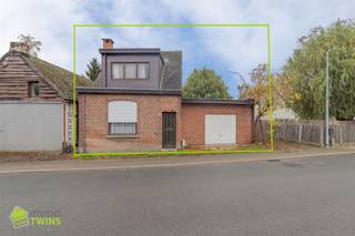 Deze halfopen bebouwing bevindt zich in een groene, rustige omgeving te Sint-Gillis-Dendermonde en biedt een bewoonbare oppervlakte van 152 m² op...