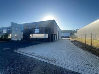 Bedrijfsgebouw van 570m² op een perceel van 1380m² gelegen op de "KMO-zone Molenheide" in Zonhoven. Zeer goede verbinding met de E314 (4km -...