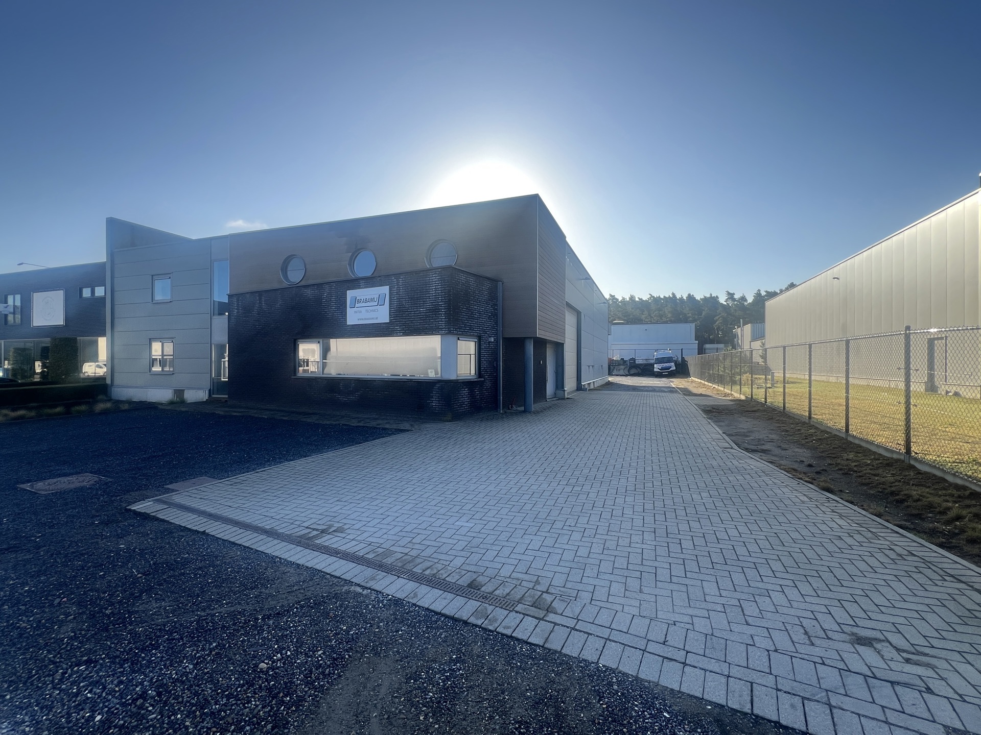 MULTIFUNCTIONEEL BEDRIJFSGEBOUW MET APPARTEMENT EN BUITENTERREIN - foto 1