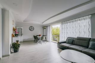 Op zoek naar een appartement in een verzorgd gebouw met een groen uitzicht?Dan is dit appartement op de derde verdieping beslist iets voor jou. Het...