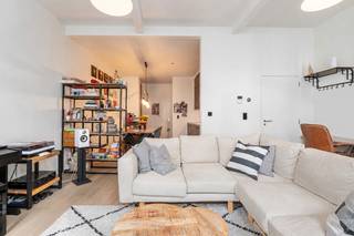 <p><strong>Te koop: Instapklaar wonen op een toplocatie in Antwerpen!</strong></p>
<p>Welkom in dit charmant en instapklaar appartement, waar comfort, licht en een uitstekende ligging perfect samenkomen. Dankzij de hoge plafonds en de grote raampartijen baadt de leefruimte in natuurlijk daglicht. Het gezellig terras achteraan vormt de ideale plek om te genieten van een koffie in de ochtend of een aperitief na het werk.<br />Ook de ligging is een absolute meerwaarde. In deze gegeerde buurt woont u op wandelafstand van het Stadspark, Harmoniepark en Albertpark. Winkels, openbaar vervoer en alle dagelijkse voorzieningen bevinden zich binnen handbereik. Bovendien geniet u van een vlotte verbinding naar het stadscentrum en de belangrijkste invalswegen.<br /><br />Belangrijkste ruimtes:<br />• Woonkamer met hoge plafonds en veel lichtinval<br />• Uitgeruste open keuken<br />• Een ruime slaapkamer<br />• Badkamer met inloopdouche en dubbele wastafel in meubel<br />• Toilet met handenwasser<br />• Wasplaats met ingemaakte kasten<br />• Kelderberging<br /><br />Troeven:<br />• Kleinschalig gebouw met slechts 3 mede-eigenaars<br />• Zonnig terras achteraan<br />• Uitstekende bereikbaarheid, nabij invalswegen, winkels, horeca en openbaar vervoer<br /><br />Neem vandaag nog contact op met je ERA-makelaar voor een bezoek. JOUW DROOMAPPARTEMENT. ZO GEVONDEN!</p>
