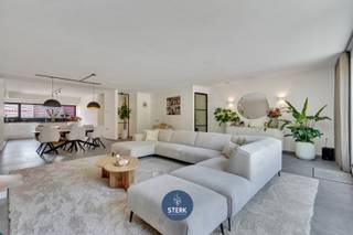 EIGENTIJDSE WONING (EPC LABEL A) MET MAASTRICHT BINNEN HANDBEREIK ! <br /><br />We vinden deze halfopen woning met een bewoonbare oppervlakte van 295 m² terug op een perceel van 2a 34ca in Smeermaas-Lanaken. <br /><br />Voor meer informatie, neem zeker een kijkje op onze website via de volgende link: <br />https://www.sterkvastgoedmakelaars.be/detail/te-koop-woning-lanaken/7607317?dosearch=True&flowstatus=ForSale,ForSaleReserved,ForSaleWithBid,ToCompleteForSale,SoldUnderReserve,Sold&pageindex=1&pagesize=12&searchpage=ForSale&sortdirection=DESC&sortfield=pub_flowstatus&transactiontype=Sale