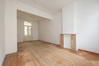 Charmante burgerwoning met vijf slaapkamers en stadskoer te Oud-Berchem!<br /><br />De woning is als volgt ingedeeld: via de inkomhal betreedt men de woning, deze geeft toegang tot de lichtrijke leefruimte en een vernieuwde keuken voorzien van toestellen. Vanuit de keuken heeft men zicht op en toegang tot de overdekte stadskoer van circa 8m2. Een apart toilet op de stadskoer. <br /><br />Op de eerste verdieping bevinden zich twee ruime slaapkamers (18m2 - 12m2) alsook een badkamer uitgerust met een ligbad met douchefunctie, een dubbele lavabo en een toilet. <br /><br />De tweede verdieping omvat opnieuw twee ruime slaapkamers (18m2 - 12m2). Vanuit deze verdieping heeft men toegang tot een ruim overdekt terras van ca. 10m2.<br /><br />De zolderverdieping werd ingericht als een ruime slaapkamer (30m2) en is voorzien van Velux dakramen met verduistering.<br /><br />Daarnaast beschikt de woning nog over een praktische kelder van ca. 22m2.<br /><br />Belangrijkste troeven:<br /><br />- Gelegen in het gegeerde Oud-Berchem<br />- Ruime woning met tal van mogelijkheden<br />- Dak reeds vernieuwd en geïsoleerd<br />- Elektriciteit conform tot 2051<br /><br />191m2 bewoonbare oppervlakte cfr EPC.<br /><br />Wenst u een bezoek of meer informatie? Dan kan u ons steeds contacteren via info@dvarealestate.be of via 03/297.00.00.
