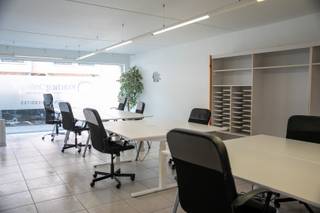 Op zoek naar een strategisch gelegen handelsruimte met maximale zichtbaarheid? Deze commerciële ruimte bevindt zich op een absolute toplocatie in het centrum van Geel, op slechts 250 meter van het bruisende marktplein. Dankzij de vlotte verbindingen met omliggende gemeenten en belangrijke invalswegen is bereikbaarheid gegarandeerd.<br /><br />Indeling<br />De ruimte omvat een lichtrijke en ruime winkel- of kantoorruimte, aangevuld met een praktisch privatief gedeelte met toilet en kitchenette. Verder is er een aparte berging van 8 m² aanwezig.<br /><br />Troeven<br />Deze eigendom is uitermate geschikt voor kantooractiviteiten of de uitoefening van een vrij beroep en biedt tal van extra voordelen:<br /><br />Aparte inkom voor optimale privacy en toegankelijkheid<br />Brede vitrine van ca. 6 meter voor uitstekende visibiliteit<br />Energiezuinige verwarming via warmtepomp met aircofunctie<br />Geïsoleerd dak en dubbele beglazing<br /><br />Achteraan bevinden zich twee garages en 2 staanplaatsen.