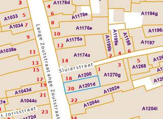Op een steenworp van de Grote Markt presenteren wij u dit veelbelovend commercieel pand met <strong>een grondopp. van 150 m²,  </strong>gelegen in het meest gegeerde deel van de Lange Zoutstraat. Het gebouw wordt CASCO opgeleverd, waardoor u de volledige vrijheid heeft om het naar eigen smaak en behoeften in te richten. <strong>• Gelijkvloers:</strong> ca. 85 m², ideaal voor een handelszaak met maximale zichtbaarheid. <br /><strong>• Kelderruimte:</strong> ca. 40 m², perfect als stockage of extra werkruimte.<br /><strong>• Eerste verdieping:</strong> kan worden benut als sociale ruimte of bijkomende opslag. Dit pand is onmiddellijk beschikbaar en biedt u de kans om uw onderneming te vestigen tussen gerenommeerde retailers zoals Orange, Dille &amp; Kamille, Hunkemöller en Leonidas. <strong>HET IS TEVENS MOGELIJK OM HET ERNAAST GELEGEN PAND LANGE ZOUTSTRAAT 18 MEE AAN TE KOPEN. </strong>Kortom: een commercieel pand met een ideale locatie, volume en een absolute topligging in het hart van Aalst - ideaal voor ondernemers of investeerders die visibiliteit en ruimte willen combineren. <strong>Bent u op zoek naar een commercieel pand op een absolute toplocatie in Aalst?</strong><br />Contacteer ons via 054 33 62 52 of info@immodelestre.be. Ontdek meer op www.immodelestre.be