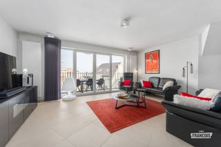 Op een uitzonderlijk gegeerde ligging, pal aan het stadscentrum op wandelafstand van het strand, de Zeedijk, de jachthaven en het station, bevindt zich dit opvallend ruim en stijlvol duplexappartement in residentie Bor D'O.<br /><br />Gelegen op de vijfde en zesde verdieping combineert dit woonvastgoed ruimte, kwaliteit en klasse op een bijzonder elegante manier.<br /><br />Bij het betreden van het appartement komt u in een ruime inkomhal met vestiaire, gastentoilet en praktische berging. Van hieruit bereikt u de lichtrijke leefruimte met open keuken en gezellige eethoek. De moderne keuken is volledig uitgerust met kwalitatieve toestellen. Dankzij de grote raampartijen en de twee terrassen geniet u hier van een overvloed aan natuurlijk licht en van een prachtig open zicht.<br /><br />Op deze verdieping bevindt zich tevens een volwaardige slaapkamer met aansluitende badkamer, uitgerust met een ligbad en dubbele wastafel.<br /><br />Via de houten trap bereikt u de bovenverdieping. Daar vindt u een nachthal met praktische bureauruimte, twee ruime slaapkamers en een tweede badkamer met douche en wastafel.<br /><br />Dit instapklare appartement werd afgewerkt met oog voor detail en kwaliteit. Verder beschikt het over centrale verwarming op aardgas, dubbele beglazing en een conforme elektrische installatie. De privatieve kelder biedt bovendien extra bergruimte. Het appartement is volledig vrij van gebruik. <br /><br />Bent u op zoek naar een ruim duplexappartement op een toplocatie aan de kust? Laat u charmeren door dit unieke aanbod en plan vandaag nog uw bezoek.<br /><br />