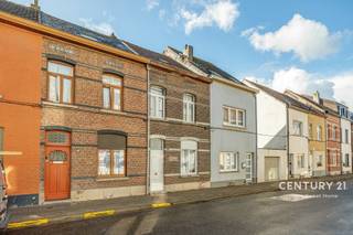 <p><span>Ontdek deze ruime woning met maar liefst vier slaapkamers, ideaal gelegen in het centrum van Vilvoorde. Een absolute troef van deze eigendom is het aangename uitzicht op de wandelpaden van het prachtige Achterham, waar u kunt genieten van een groene omgeving en ontspannende wandelingen, vlak bij het stadscentrum.</span></p>
<p><span>Dankzij de vier slaapkamers biedt de woning tal van mogelijkheden voor gezinnen die op zoek zijn naar ruimte en comfort. De kamers kunnen bovendien flexibel worden ingericht als kinderkamers, bureau of hobbyruimte, afhankelijk van uw persoonlijke behoeften.</span></p>
<p><span>De ligging vormt een bijzondere meerwaarde: u woont op wandelafstand van het centrum van Vilvoorde, met winkels, horecazaken, scholen en andere dagelijkse voorzieningen in de buurt. Tegelijkertijd bevindt u zich vlak bij het Achterham, een aangename omgeving om even tot rust te komen en te genieten van een wandeling in het groen.</span></p>
<p><span>Ook parkeren is hier bijzonder praktisch. Vlak om de hoek bevindt zich een parking met plaats voor ongeveer 100 auto's. Bovendien zijn er op minder dan 100 meter nog drie grote parkings beschikbaar. Zo beschikt u over ruime parkeermogelijkheden in de onmiddellijke omgeving.</span></p>
<p><span>De combinatie van vier slaapkamers, een centrale ligging en het uitzicht op de wandelpaden van het prachtige Achterham maakt deze woning bijzonder interessant voor wie stedelijk wil wonen zonder het contact met de natuur te verliezen.</span></p>
<p><span>Bent u op zoek naar een ruime gezinswoning op een centrale locatie, met groen in de directe omgeving en uitstekende parkeermogelijkheden? Dan is deze woning in Vilvoorde zeker een bezoek waard!</span></p>