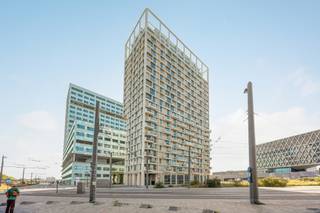 <span>Schitterend </span><strong>nieuwbouwappartement met panoramisch zicht</strong><span> op het </span><strong>Eilandje</strong><span>. </span><br /><br /><span>Gelegen op de </span><strong>zestiende verdieping van de Doktoren</strong><span> kijkt dit appartement uit over de </span><strong>Stad en de Schelde.</strong><span> </span><br /><br /><span>Ruime en</span><strong> lichte leefruimte met open keuken</strong><span> voorzien van alle comfort en gebruikelijke toestellen. Koken met zicht op de stad: hier kan het!</span><br /><span>Vervolgens</span><strong> twee slaapkamers, met zicht op de stad.</strong><span> Badkamer met </span><strong>inloopdouche</strong><span> en wastafel. Toilet.</span><br /><span></span><strong>Het ruime terras</strong><span> is toegankelijk vanuit de leefruimte en de beide slaapkamers en is bovendien</span><strong> Zuid- West georiënteerd.</strong><br /><br /><span>Het appartement wordt netjes en fris geschilderd!</span><br /><br /><span>Een autostaanplaats te huur aan 100 euro. </span><strong><br /><br /></strong><span>Mogelijkheid om te huren op vennootschap. <br /><br />Uitzonderlijke gevelbreedte van ca. 9m.<br /><br />Ruim gemeenschappelijk dakterras op de 23e verdieping waar men gebruik van kan maken. <br /></span><br /><br /><span>Kortom, de ideale woonplaats voor rasechte liefhebbers van de stad!</span>