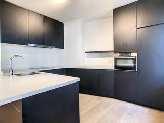 This apartment of approximately 120 m² for rent is located in a prime location in the heart of Antwerp. Very central and near the Groenplaats...