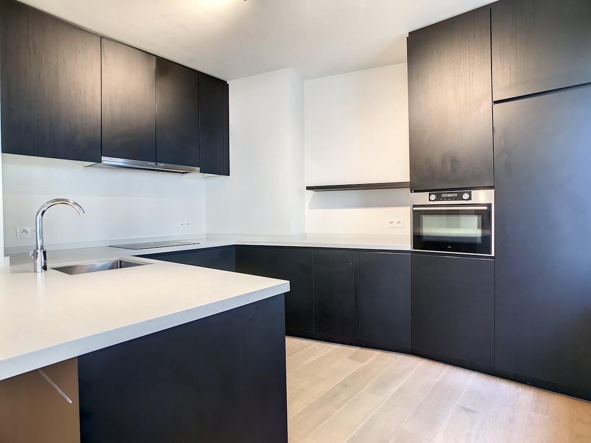 Spacious 3-bedroom apartment with terrace in Antwerp - photo 3