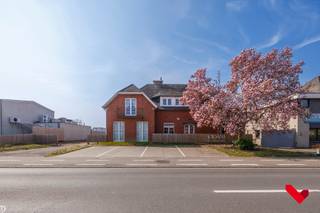 Commercieel gebouw met een royale bruikbare oppervlakte van meer dan 350 m², gelegen op een strategische toplocatie vlak bij de E40 en de...