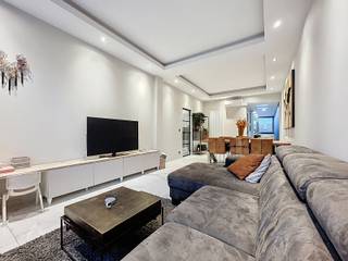 Energiezuinige en karaktervolle woning op een centrale locatie bestaande uit een riante inkomhal met vestiaire en afzonderlijk toilet,...