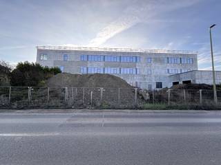 Deze ruime logistieke site in Harelbeke (kant Kortrijk) omvat 2765 m² magazijnruimte met 350 m² kantoorruimte. Dankzij de strategische ligging in...