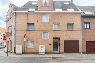 In een aangename woonbuurt nabij het centrum van Aalst vindt u deze ruime duplex in een kleine residentie. Scholen, winkels, een grootwarenhuis, een parkje en het OLV Ziekenhuis bevinden zich op wandel- en fietsafstand.De eerste verdieping omvat een ruime en lichtrijke leefruimte, een aparte keuken, een praktische berging, een gastentoilet, een badkamer met bad en douche, een grote slaapkamer met ingebouwde kast en een tweede slaapkamer.Op de bovenverdieping bevindt zich een aangename open ruimte die tal van mogelijkheden biedt. Deze kan perfect ingericht worden als extra leefruimte, bureau of hobbyruimte. Daarnaast vindt u hier een derde slaapkamer met toegang tot een gezellig terrasje waar u op mooie dagen heerlijk kunt genieten van de zon.Een bijkomende troef is de mogelijkheid om een afzonderlijke garage met automatische poort aan te kopen. Deze biedt plaats aan twee wagens en beschikt bovendien over extra bergruimte.Troeven✔ Instapklaar✔ Gunstige EPC-score✔ 3 slaapkamers en extra leefruimte✔ Gezellig terrasje✔ Scholen, winkels en het OLV Ziekenhuis op wandel- en fietsafstand✔ Mogelijkheid tot aankoop van een garage voor 2 wagensDeze duplex biedt een combinatie van ruimte, comfort en mogelijkheden in een aangename woonomgeving. Een appartement die u het best zelf komt ontdekken tijdens een bezoek.