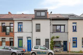 📅 Zelf een bezoek inplannen?<br />🌐 Ga naar abitos.be, klik op ‘Te Huur’, zoek het pand en kies 'Maak een afspraak'<br />👉🏿Kies een tijdstip<br /><br />Deze instapklare woning ligt op een aangename locatie in Mariakerke, met winkels in de buurt en de Bourgoyen-Ossemeersen vlakbij voor een wandeling in het groen. Met de fiets bereikt u vlot het centrum van Gent, terwijl de nabijheid van de R4 en N9 ook met de wagen voor een uitstekende bereikbaarheid zorgt.<br /><br />Via de inkomhal, met afzonderlijk gastentoilet, komt u binnen in de ruime keuken. Deze is volledig uitgerust met Siemens-toestellen, waaronder een oven, vaatwasser en inductiekookplaat, en biedt voldoende plaats voor een eettafel.<br />Aansluitend bevindt zich de lichtrijke leefruimte met zicht op de tuin. De tuin vormt een aangename verlenging van de woonruimte en is via een kleine zijsteeg ook rechtstreeks van buitenaf toegankelijk.<br />Op de eerste verdieping bevindt zich een ruime slaapkamer. De volledig afgewerkte badkamer is uitgerust met een inloopdouche, dubbele wastafel en een tweede toilet.<br />De tweede verdieping beschikt over nog twee kamers die flexibel kunnen worden ingericht als bijkomende slaapkamers, bureau of bergruimte. Hierdoor biedt de woning heel wat mogelijkheden om de beschikbare ruimte aan uw eigen woonbehoeften aan te passen.<br /><br />Praktische informatie:
<ul>
<li>Huurprijs: € 1.150 per maand</li>
<li>EPC-label: B</li>
<li>Beschikbaar vanaf 1 november</li>
</ul>
<br />Deze woning is ideaal voor wie op zoek is naar een instapklare woning met tuin, op fietsafstand van het centrum van Gent en met het groen van de Bourgoyen vlakbij.<br /><br />Interesse? Neem vrijblijvend contact met ons op of plan uw bezoek via onze website.<br />📞 Jan: 0475 58 00 38<br />📧 Mail: jan@abitos.be
