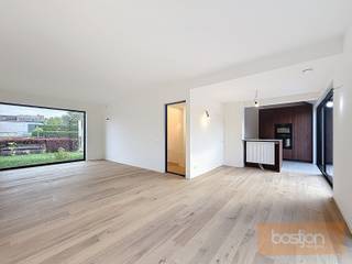 Op een rustige locatie, pal aan het Preshoekbos in Marke, bevindt zich deze volledig gerenoveerde en instapklare woning. Dankzij de...