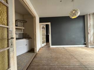 Surf naar www.abricasa.be en plan jouw verkoopafspraak in samen met onze digitale assistente Alice! Kijk je uit om zelf eigenaar te worden van een appartement? Bekijk dan zeker deze aanbieding!Wandel binnen in dit gezellig te maken appartement met een aangename en praktische indeling: compacte woonkamer, open keuken, berging - aansluiting voor wasmachine. De badkamer is rechtstreeks toegankelijk vanuit de hoofd slaapkamer. Vooraan treffen we de tweede kamer, ideaal als bureau voor thuiswerk, of als extra slaapkamer, gasten toilet en vestiaire kast. Extra bering in de kelderverdieping. Dubbel beglazing en verwarming met gaskachel. Wens je uw epc attest te verbeteren? Dat kan door de plafond te isoleren aan de binnenkant!Wil je jouw eigendom verkopen of zoek je een vastgoedmakelaar voor verhuur of beheer?Leer ons kennen!Abricasa – Vastgoed voor generaties: Jouw vastgoedpartner