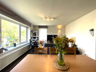 <p>Op zoek naar een comfortabel appartement op een rustige locatie met alle voorzieningen binnen handbereik? Dan is dit gezellige en verzorgde appartement aan de Geelgorsstraat 15 in Wondelgem zeker een bezoek waard!</p><p>Gelegen in een kleinschalige residentie geniet u hier van rust, privacy en een praktische indeling.</p><p></p><p>Het appartement beschikt over een inkomhal, een aangename en lichtrijke leefruimte, een ingerichte keuken, twee ruime slaapkamers, een praktische berging en een badkamer met inloopdouche.</p><p>Als extra troef is een garage inbegrepen in de huurprijs.</p><p></p><p>Troeven:</p><ul><li><p>Dak recent vernieuwd en geïsoleerd</p></li><li><p>Vernieuwde ramen</p></li><li><p>Kleinschalige residentie</p></li><li><p>Winkels, scholen en openbaar vervoer op wandelafstand</p></li><li><p>Uitstekende verbinding naar Gent via een uitgebreid fietsnetwerk</p></li></ul><p>Dit appartement combineert comfort, energiezuinigheid en een uitstekende ligging, ideaal voor wie rustig wil wonen nabij Gent.</p><p></p><p><strong>Beschikbaarheid: 01/08/2026</strong></p><p><strong>Geen gemeenschappelijke kosten.</strong></p><p></p><p><strong>Interesse?</strong><br />Een bezoek aanvragen kan uitsluitend via onze website: https://www.vastgoeddevos.be/te-huur. Selecteer het pand dat u wenst te bezoeken en klik vervolgens op <strong>"Vraag hier uw bezoek aan"</strong>.</p>