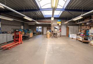 Opbrengsteigendom met veel mogelijkheden te koop in hartje Middelkerke. Dit centraal gelegen pand ligt vlak bij het Marktplein, het centrum en op wandelafstand van de Zeedijk. Het omvat een handelspand met winkelruimte (72m²) en magazijn (242m²) met toegang langs achter, een ruime woongelegenheid met zuidgericht terras en twee slaapkamers. Boven de winkel bevinden zich nog twee appartementen met telkens twee slaapkamers. Extra troef is de carport voor 2 wagens op een perceel bouwgrond, waar de mogelijkheid bestaat extra woongelegenheden te creëren. Een ideaal pand voor investeerders met visie.