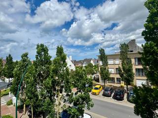 Charmant art-deco-geïnspireerd hoekgebouw uit de jaren ’30, vlakbij de markt en op wandelafstand van het strand.<br /><br />Het gebouw is opgedeeld in 3 appartementen.<br />Gelijkvloers (113m²): inkomhal met ruime vestiaire, hall, woon- en eetkamer, keuken, 1 slaapkamer, badkamer met ligbad en wastafel, 2 aparte toiletten, wasplaats en een garage met oprit.<br />Eerste verdieping (65m²): traphal met bergkast, lichtrijke woonkamer, keuken met klein balkon, 1 slaapkamer, badkamer met douche, wastafel, toilet en aansluiting voor een wasmachine.<br />Duplex (1e en 2e verdieping)(115m²): aparte inkomhal met ruime vestiaire en berging, traphal, 2 woonkamers, 2 keukens, 2 slaapkamers, 2 badkamers met ligbad, wastafel en bidet, 2 toiletten en 2 bergingen.<br /><br />Geïsoleerde achtergevel en gedeeltelijke dakisolatie - Dubbele beglazing in pvc ramen.<br /><br />EPC G001: 376 kWh/m² jaar<br />EPC 0101: 399 kWh/m² jaar<br />EPC duplex: 356 kWh/m² jaar