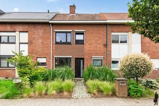 <p><strong>Instapklare gezinswoning met 3 slaapkamers en gezellige tuin<br /></strong>Deze verzorgde gezinswoning is rustig gelegen in een aangename woonwijk te Wilrijk en combineert ruimte, comfort en een uitstekende ligging. Met drie volwaardige slaapkamers, een polyvalente zolderruimte en een onderhoudsvriendelijke tuin biedt deze woning een aangename combinatie van wooncomfort, functionaliteit en tal van mogelijkheden.</p>
<p><strong>Belangrijke kenmerken</strong><br />- Bewoonbare oppervlakte: 127 m²<br />- 3 slaapkamers<br />- Extra zolderruimte<br />- Ruime, lichtrijke leefruimte<br />- Onderhoudsvriendelijke ZW tuin met tuinberging<br />- Condensatieketel op gas<br />- EK = conform<br />- EPC-label C (273 kWh/m²) ==> De ramen werden vernieuwd na de opmaak van het EPC<br />- Verschillende parken en recent vernieuwde speeltuinen op wandelafstand (o.a. Park van Eden en Wanninkhovepark)<br /><br /><strong>Indeling<br /></strong>Via de inkomhal bereikt u, langs het gastentoilet en de praktische was-/bergruimte, de ruime en lichtrijke leefruimte met aansluitend de volledig uitgeruste keuken. Op de eerste verdieping bevinden zich drie ruime slaapkamers en een badkamer met douche, toilet en lavabo. De zolderverdieping schept de mogelijkheid tot het creëren van een extra polyvalente ruimte die perfect kan dienen als bureau, hobbyruimte, berging of extra slaapkamer. De onderhoudsvriendelijke tuin beschikt bovendien over een ruime tuinberging.</p>
<p><strong>Ligging<br /></strong>De woning geniet van een gunstige ligging te Wilrijk, nabij winkels, scholen, openbaar vervoer en belangrijke invalswegen richting Antwerpen en Brussel.</p>
<p>Kortom: Een ideale woning voor wie op zoek is naar een instapklare thuis op een centrale locatie.<br /><br />Stedenbouwkundige info in aanvraag.</p>