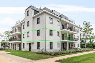 Dit lichtrijke appartement bevindt zich op de eerste verdieping van het nieuwbouw project te Wommelgem, op het gegeerde domein Ullens. U geniet hier van een centrale ligging met winkels, supermarkten, openbaar vervoer en andere voorzieningen op wandelafstand.<br /><br />Het appartement maakt deel uit van een uniek woonproject waarbij natuur en wonen hand in hand gaan. <br /><br />U bereikt het appartement via de inkomhal die u toegang biedt tot de leefruimte met keuken en eetruimte. De keuken is volledig uitgerust met een koelkast, inductiekookplaat, vaatwasser en combi-oven. Aansluitend vindt u een praktische berging met aansluitingen voor de wasmachine en droogkast.<br /><br />Het riante terras bereikt u via de leefruimte en biedt u zicht op het mooie domein van dit project.<br /><br />Via een aparte nachthal bereikt u de drie slaapkamers (12m², 8.5m² en 13m²), uitgerust met kasten. Verder is er nog de moderne badkamer met inloopdouche, hangtoilet en lavabo in opbergmeubel.<br /><br />Als extra troef beschikt dit appartement over een garagebox, die u in de ondergrondse parkeergarage terugvindt en die verplicht bij aan te kopen is voor €32.000<br /><br />Troeven:<br />+ Ondergrondse box te koop aan €32.000<br />+ Gezellige residentie in het groen<br />+ Zonnepanelen (in totaal 1335 wp)<br />+ Enorm energiezuinig - label A <br />+ Vloerverwarming én -verkoeling<br />+ Grote afgesloten fietsenstalling aanwezig <br /><br />Interesse in dit nieuwbouw appartement? Contacteer ons via 03 337 50 70 of info@vbvastgoed.be voor een afspraak ter plaatse of meer info.