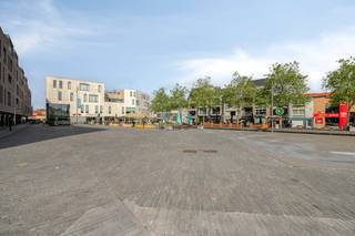 Ruim handelspand met top visibiliteit te koop in centrum Kapellen, vlak aan het dorpsplein. Handelsruimte ca. 80m² op het gelijkvloers met nog twee extra verdiepingen die kunnen dienen als kantoor, atelier, extra winkelruimte of opslag. Indeling:- Gelijkvloers van ca. 80m² - 2 bovenliggende verdiepingen (atelier, winkelruimte, bureau, opslag) van ca. 35m² per verdiepSpecificaties:- Recent bouwjaar: 2013- EPC KNR - Label B- Topligging in het centrum van Kapellen met veel visibiliteitBent u op zoek naar een handelspand in het centrum van Kapellen? Neem dan contact op met ons via 03 666 66 66 of via kapellen@dewaele.com.Wij geven u graag meer informatie. Bestuursmaatregelen in het maatregelenregister: nee