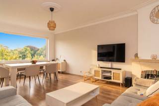 <p><span>ANTWERPEN | APPARTEMENT OP EEN ABSOLUTE TOPLOCATIE AAN HET KIELPARK | GELEGEN OP DE VIERDE VERDIEPING VAN EEN KLEIN GEBOUW MET LIFT | EPC 261 (C) |</span></p><p><span>Op de vierde verdieping van dit verzorgde gebouw bevindt zich dit lichtrijke instapklare tweeslaapkamer appartement. </span></p><p><span>Indeling als volgt: Lichtrijke woonkamer - Twee slaapkamers - Keuken met genoeg opbergplaats - Badkamer met douche en lavabomeubel - Apart toilet. </span></p><p><span> </span></p><p><span>extra troeven: </span></p><p><span>- Zeer gunstig gelegen op een toplocatie aan het kielpark</span></p><p><span>- Gunstig EPC</span></p><p><span>- Lift aanwezig in het gebouw</span></p><p><span>- Privatieve kelder</span></p><p><span>- In de nabijheid van scholen, openbaar vervoer en winkels</span></p><p><span> </span></p><p><span>De maandelijkse kosten bedragen ongeveer 108 euro (voor syndicus, blokpolis, water, minuterie, onderhoud, lift, ...).</span></p><p><span><br /><br /><br /></span></p><p><span> </span></p>