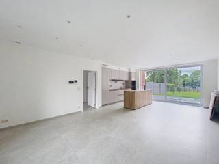 Plan je afspraak via www.living-stone.beNieuwbouw woning met 4 kamers, 2 badkamers en tuin.Deze woning omvat op het gelijkvloers een inkomhal met...