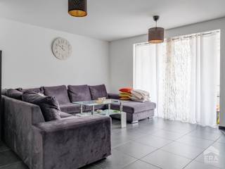 In een <strong>kleinschalige residentie</strong> in het <strong>centrum van Hoeselt</strong> vinden we dit duplexappartement terug. Het appartement is ideaal gelegen met alle voorzieningen binnen handbereik. Zo vind je op wandelafstand een bakker, apotheek, supermarkt...en bereik je de E313 op 1,5 km rijden. Ook natuurliefhebbers worden hier niet vergeten met <em>Natuurgebied De Demervallei<strong> </strong></em>op slechts enkele minuten.<br /><br /><u><strong>Indeling</strong></u><br />Het appartement is gelegen op de 2de en 3de verdieping, bereikbaar via de trap.<br /><br />Bij het betreden van het appartement kom je terecht in de <strong>inkomhal</strong>. Deze geeft toegang tot de <strong>woonkamer</strong>, waar je geniet van veel natuurlijk lichtinval dankzij de grote raampartijen. Vanuit de inkomhal is er eveneens toegang tot de <strong>badkamer</strong>, voorzien van een douche, dubbele wastafel, toilet en aansluiting voor wasmachine en droogkast. Achteraan bevindt zich de <strong>keuken</strong> met <strong>eetruimte</strong>. Via de keuken heb je toegang tot het gezellige, overdekte <strong>terras</strong> (ca. 11m²). Via de trap in de inkomhal bereik je de dakverdieping. Hier bevindt zich een extra ruimte dewelke momenteel is ingericht als zithoek, maar eveneens perfect dienst kan doen als bureauruimte. Verder vind je hier <strong>twee slaapkamers</strong> (ca. 14m² en 19,5m²).<br /><br />Tot slot beschikt het appartement over een privatieve <strong>kelderbering</strong>.<br /><br /><strong>TROEVEN:</strong><br />- EPC B, dus géén renovatieverplichting<br />- Vernieuwd dak (2025) en nieuwe gascondensatieketel (2026)<br />- Kleinschalige residentie (4 entiteiten)<br />- Ideaal voor starters of zij die een slimme investering zoeken. Het appartement is momenteel immers verhuurd.